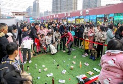 又到了岁末消费旺季，新洪城大市场传承了老市场的“优良基因”，临近年关人气再次升温