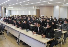      为帮助新员工更全面的了解洪大集团，更快的融入洪大，更快地熟悉相关规章制度及业务知识，更好地投入今后工作，近日，集团在洪大学院组织开展了新员工集中培训（第三批）。重点对集团概况、主要产业、发展战略规划、规章制度、企业文化、商业运营、商务礼仪等方面进行了学习，100余新员工参加了本次培训。