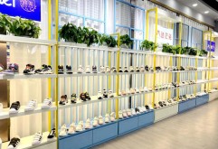 店内提供购物车，消费者可一站式选购各类商品。