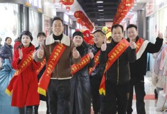 洪大集团会继续不忘初心，与商户共同转型、共谋发展，打造、繁荣一个新的洪城商圈。“新洪城大市场的大门永远为各位奋斗者敞开！”