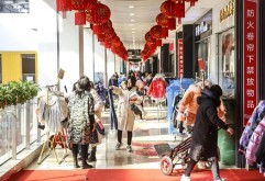 邓珍珍、胡小明等商户表示，事实已经证明，紧跟洪大是最明智的选择。