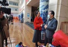 洪大集团党委副书记王跃军表示，环卫工人是城市的美容师