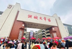 初步估算，从小年到现在市场人流超百万，高峰突破30万人次