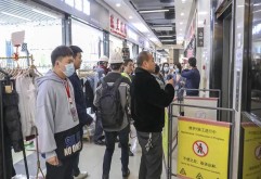 不要将货物集中堆放在轿内一角，乘客也应均匀站立，以免超载装置误动作，影响电梯运行