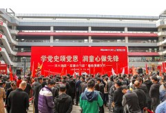 以爱心捐赠活动为契机，现场领导、嘉宾为唐娜等获奖人员颁发了最美