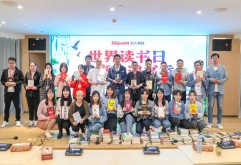 每本书籍内还夹着一张捐赠者的温馨寄语，相信您在阅读的同时也一定能感受到捐赠者的善意、祝福和洪大家庭的暖暖的温度。