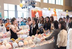 新洪城大市场是个私民营经济发展的巨大平台，解决带动了十余万人的就业问题，今后还将不忘初心，承担社会责任，以优质服务促进商户发展和产业汇聚、繁荣。