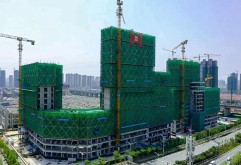 柴德公馆项目位于新洪城大市场旁，隔江与省行政中心为邻，整体形态似山岚起伏，