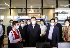   在走访慰问期间，刘奇书记还走进商铺亲切问候了正在营业的商户，并对新洪城大市场表示了肯定。