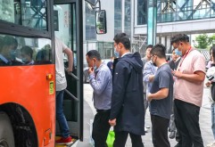 “洪大从诞生到现在，每一步都离不开市场商户，商户就是我们的家人。我们希望家人事业、生活更美好，更希望他们健康平安，在这里感受到快乐、感受到温暖