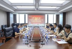 6月23日下午，中国纺织品商业协会常务副会长彭桂福、上海劲仪创业平台总裁胡稳成、中国内衣专家委员会副主任马佶等一行参观考察新洪城大市场。