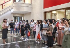   6月24日，在省总工会干校培训科科长赵映的陪同下，河南省商丘市总工会党组成员、女工委主任周玲玲，女工部部长赵杰率领工会女工干部培训班40余人走访考察新洪城大市场，集团工会主席涂莹、集团党办副主任李锐全程接待。