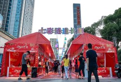 为活跃洪大服装大楼经营氛围，与新市场各类旺场促销相互联动，六一期间，洪大运营公司在充分做好各项疫情防控工作的前提下，举办了一场大型的服装美食节。