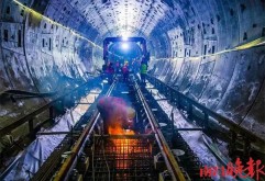  随着地铁4号线全速推进，地铁4号线新洪城大市场站及东新站也将如期开通，根据规划，新洪城大市场站位于八月湖路与东祥路交汇处，共设8个出入口，其中4个为物业预留出入口，与新市场无缝对接。届时，通过地铁四条线路组网与换乘，无论从南昌哪个方向，来新市场都将无比方便快捷！