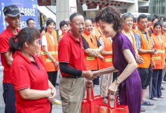 为扎实开展党史学习教育，深化“我为群众办实事”实践活动，7月12日下午，洪大集团党委携手南昌市洪城大市场妇联共同开展“我为群众办实事、巾帼夏日送清凉”爱心公益活动，集团党委书记余小玲、总经理陈立群、党委副书记王跃军、副总经理龚林参加了此次活动。