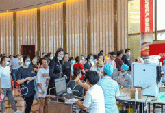 为切实做好新冠肺炎疫情常态化防控，方便人民群众接种新冠疫苗，在南昌县委、政府的统筹安排下，7月29日-31日，南昌县疫情防控主管部门在新洪城大市场展示中心西厅设置新冠疫苗接种点，为周边居民、商户、务工及流动人员提供新冠疫苗接种服务。