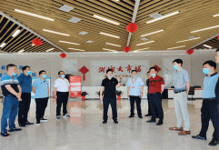 近期，国内多地报告新冠肺炎本土确诊病例或无症状感染者，为巩固全省防控成果，保障公众身体健康。洪大集团始终高度重视疫情防控工作，积极落实防疫企业主体责任，8月1日，集团总经理陈立群带队，现场检查、督进新洪城大市场疫情常态化防控各项措施，要求疫情防控时刻不松懈，进一步抓严、抓细、抓实，保障广大商户、员工和消费者安全，确保市场稳定运行。