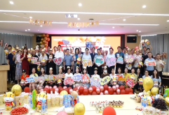 薪薪向荣！新洪大一周年生日大party 留下最美全家福！