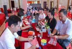 9月9日，在张芳英、胡海凤的带领下，副食品商户们抱团交费，这既是商户们以实际行动信任洪大、支持洪大的明证，也是洪大和商户、商户和商户，手牵手心连心鱼水深情的缩影。