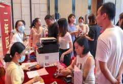  昨天周一，是下游客户最集中的打货时间，市场商户最忙碌的时刻。当天也是新洪城大市场面向商户集中“收租”的第一天。商户们百忙之中抽出空闲，来到C9多功能厅，用实际行动支持洪大，共启繁荣。