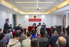 为落实司法为民、优化营商环境、为经济建设保驾护航的宗旨，送法进市场，结合案件审理进行法制宣传活动，10月11日，南昌县法院小蓝法庭来到新洪城大市场C3写字楼25层（亿坤会议室）廵回开庭审理一商户起诉下游客户买卖合同纠纷（拖欠货款）一案。