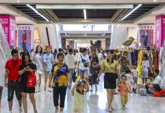  国庆七天乐，逛新洪大更快乐。经过了从去年开业到现在的不断提升、完善，新洪城大市场也逐步形成了自己的节日购物文化。刚刚过去的这个国庆节，来新洪城大市场的朋友们，逛街的热情比太阳还要热烈，市场内熙熙攘攘的人流、此起彼伏的砍价声，散发出洪城大市场特有的人情味。