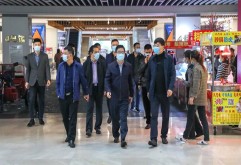    针对近日以来，江西省上饶市铅山县等区域已爆发多起新冠肺炎确诊及疑似病例。为切实落实市场疫情防控工作，切实维护广大商户和消费者身体健康安全，全面保障市场安全平稳和有序运营。洪大集团及洪大物业公司高度重视，靠前指挥，及时有效的落实了市场疫情防控围挡、人员出入扫码及体温检测等各项工作。