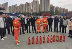  为增强洪大科技物流园商户的安全防范意识，确保园区商户的生命财产安全，突发火灾时能及时有效的进行处理，真正的掌握火灾急救能力。洪大物流公司在11月9日下午组织全体员工和园区商户开展了消防安全知识培训和消防实战演习。