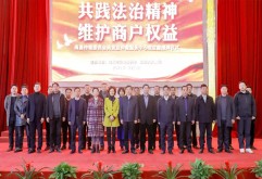  为维护商贸业企业合法权益，改革商事纠纷解决机制，不断优化市场经营环境，南昌仲裁委员会与江西洪大集团充分沟通酝酿，决定依托新洪城大市场成立“南昌仲裁委员会商贸业仲裁服务中心”，12月3日，该仲裁服务中心正式授牌成立。 