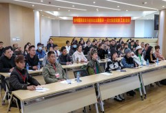  12月1日，由南昌市总工会主办，洪大集团党委、工会承办的送课下基层活动在洪大学院顺利举行。围绕“如何提高语言沟通表达”，2008年北京奥运会礼仪培训导师，省市电视台优秀节目主持人，礼仪、营销培训顾问周丽云教授奉献了一堂精彩的分享课程。公司职工、市场商户慕名而来，教室座无虚席。