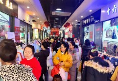 虎年新春佳节将至新洪城大市场一片热闹红火在熙熙攘攘的人群间穿梭听人们讨价还价的笑声在这...你能感受到最浓的年味儿~