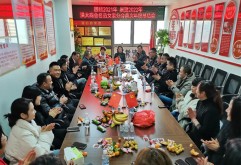 1月13日上午，回顾2021，展望2022，洪大商会名品女装分会在洪大总商会会议室召开年终总结会。