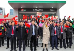  历经4年建设，2021年12月26日上午，在万众期盼中，南昌地铁4号线正式开通试运营。这标志着新洪城大市场正式进入地铁时代！为纪念这一历史性时刻，集团董事长刘如强带领集团全体高管，及各部门中层正职，市场党支部、商协会主要负责人，搭乘四号线首班列车，驶往新洪城大市场站，共同留下了最美好的记忆。