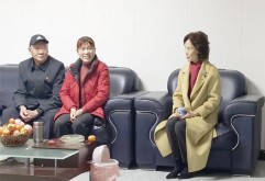 隆冬透寒意，慰问暖人心。1月25日下午，洪大集团党委书记余小玲、党委副书记王跃军来到我司老党员万茶仔家中开展节前走访慰问。