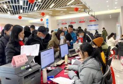 为帮助商户缓解经营压力，洪大决定自2021年12月25日起，为限定时间办理过户手续的商户提供免费服务。根据工作安排，过户工作按场馆顺序依次进行。1月6日7馆商户出现在政企一站式服务中心，意味着该项工作接近尾声。