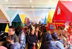 地铁四号线开通后客流屡创新高，除去5个换乘站，客流量最为突出的就是新洪城大市场站，元旦三天为新市场带来超10万人流。便捷的路网交通叠加地铁效应，使得新市场相比一周前，年味更浓，人气更加火爆。