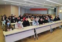 12月29日下午，集团在C1培训中心开展了商业招商实务与技巧培训，集团本部及下属各单位共计70余人参加了培训。