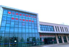  1月22日，一辆赣C牌照的长途客车平稳驶入新洪城大市场4号馆北面停车场，标志着南昌市芳湖路新洪城大市场客运驿站正式投入使用。