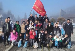        2月4日，洪城大市场商会日用品分会义工站20余名义工会员，在魏新红会长和李小明书记的组织带领下，来到5A级风景区明月山进行“喜迎新春佳节，欢庆虎年吉祥”2022年日用品分会赴明月山亲子游，并开展义工活动。