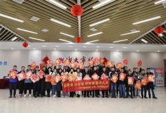 新年将至，1月21日上午，集团党委副书记王跃军、物业公司总经理王彬、工会主席涂莹等领导来到新洪城大市场政企一站式服务大厅，为物业一线员工送春联、送福字，为他们送上2022年新春的第一份祝福。