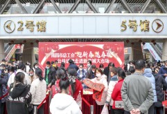 年味浓！市总工会“迎新春 送春联”走进新洪城大市场