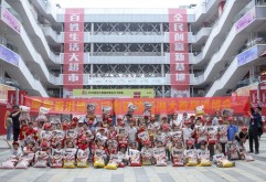 10月3日上午，洪大集团联合江西晨报邀请了150余名小记者团开展“童眼看洪博”活动，小记者们从孩童的视角采访记录着新洪城大市场首届“洪博会”的盛况。