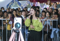 继近日“南昌加个鸡腿”等多位网红博主来到新洪城大市场首届洪博会打卡，洪博会网红效应渐显，10月3日到4日晚，又一位本土网红“贤灿”带领团队做客洪博会，奉献专场直播，为洪博会的夜场带来了精彩节目互动，引来市场商户和市民拍手称好！