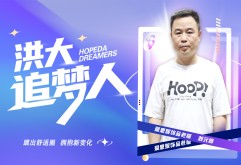 刘远路是新洪城大市场做饰品的一位商户，主打性价比的学生类饰品。刘远路在采访中表示，十年前年的饰品好做，生意好的时候店里面请七八个都忙不来，现在随着市场经济的下滑和饰品行业的萎缩，生意越来越难。