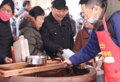 1000斤酱油，明天免费打！就在新洪城大市场！