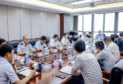 南昌县委常委、副县长万向阳在新市场主持召开工作协调会