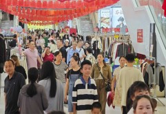      自年初的迎春晚会打通“任督二脉”，南昌便开始在“出圈”的道路阔步前行。升国旗仪式头一天晚上，八一广场已经人山人海；庆国庆烟花表演，数十万人抬头仰望同一片天空。巨大的人气、流量，给网红南昌带来澎湃的生机，新洪城大市场首届“洪博会”也在人群簇拥中隆重进行。