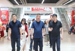 山东华丰国际食品城总经理陈坤一行来新洪大考察交流
