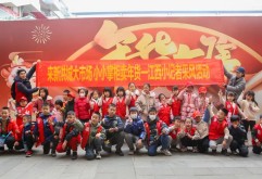 江西小记者团化身“小掌柜” 来新洪城大市场卖年货