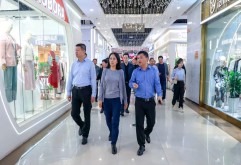 义乌市政协副主席骆小俊一行来新洪城大市场走访调研